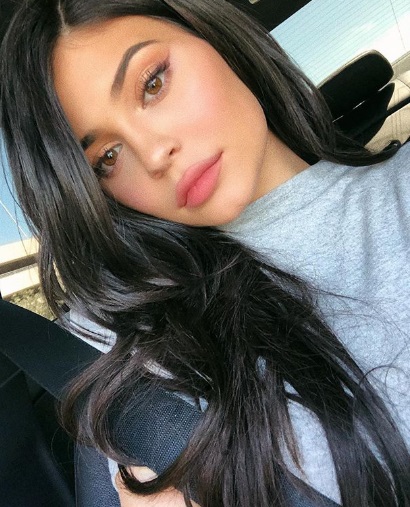 Kylie Jenner w obcisłej szarej sukience