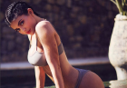 Kylie Jenner kusi ciałem w basenie