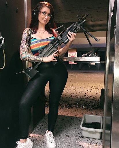 Laura Lux w legginsach na strzelnicy
