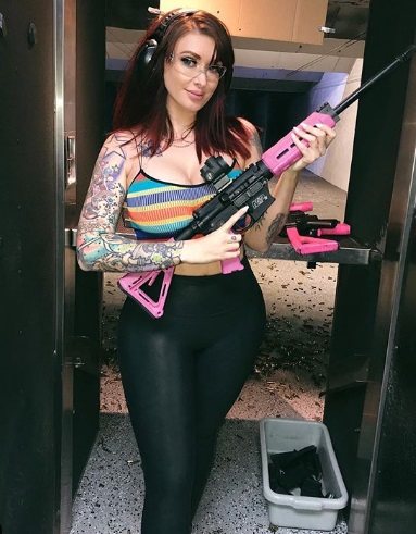 Laura Lux w legginsach na strzelnicy