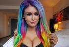 Laura Lux w kolorowych włosach