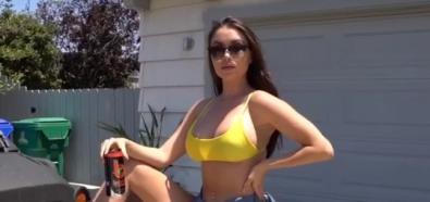 Laura Marie ponętnie w żółtym bikini