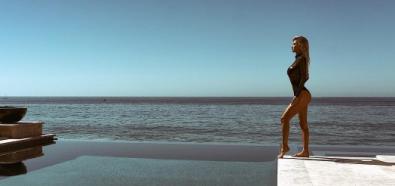 Leanna Bartlett w prześwitującym staniku na plaży