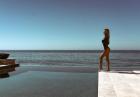 Leanna Bartlett w prześwitującym staniku na plaży