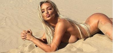 Lindsey Pelas nago z biustem w gorącym piasku