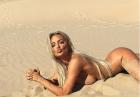 Lindsey Pelas nago z biustem w gorącym piasku