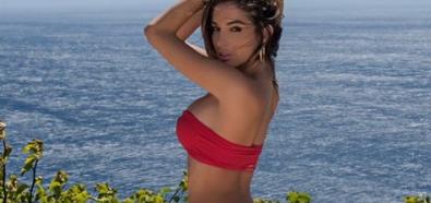 Lyna Perez intryguje w czerwonym bikini