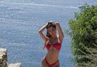 Lyna Perez intryguje w czerwonym bikini