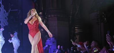 Mariah Carey z głębokim dekoltem na scenie