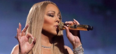 Mariah Carey z głębokim dekoltem na scenie