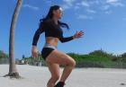Michelle Lewin ekstremalnie ćwiczy na plaży