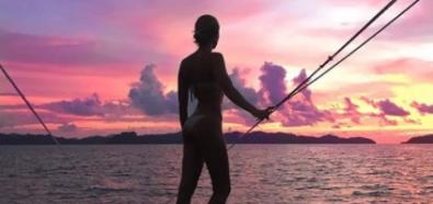 Natalie Roser moczy ciało w bikini