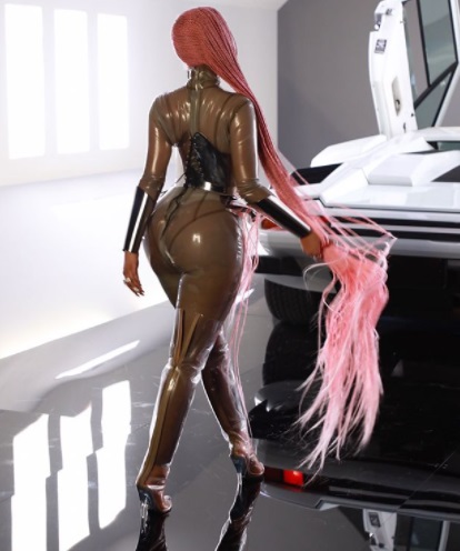Nicki Minaj w kosmicznej stylizacji
