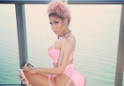 Nicki Minaj w skąpym różowym stroju