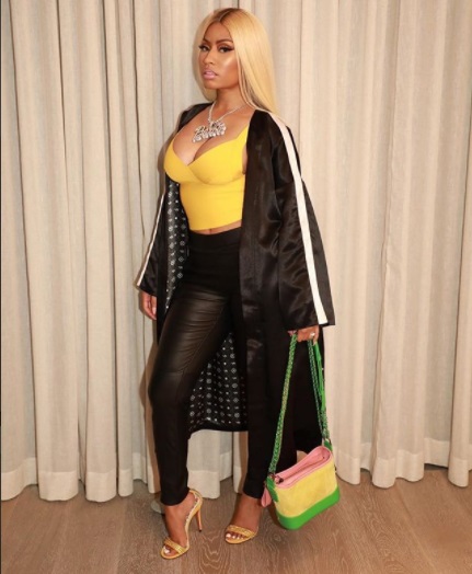 Nicki Minaj w obcisłych lateksowych spodniach