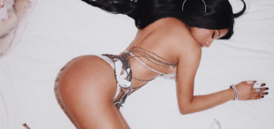 Nicki Minaj piersi obwiązała sznurem
