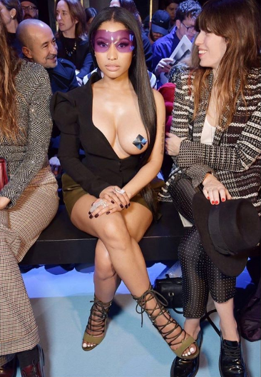 Nicki Minaj piersi obwiązała sznurem