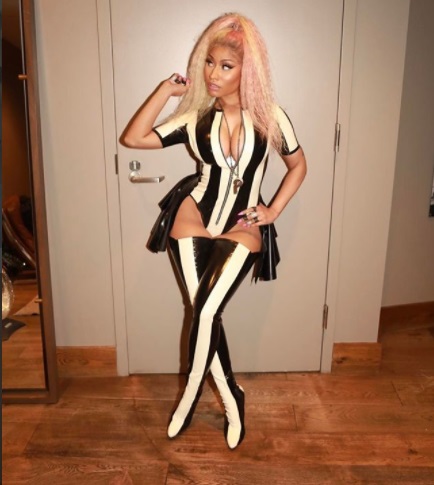 Nicki Minaj w biało czarnych paskach