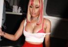 Nicki Minaj w małym czerwonym staniku