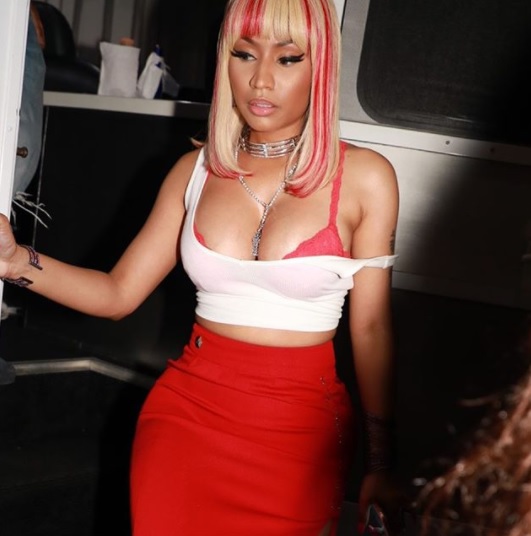 Nicki Minaj w małym czerwonym staniku
