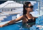 Oksana Ovseenko chłodzi gorące ciało w basenie