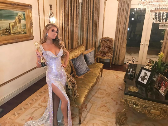 Paris Hilton powabnie w nietypowej sukni