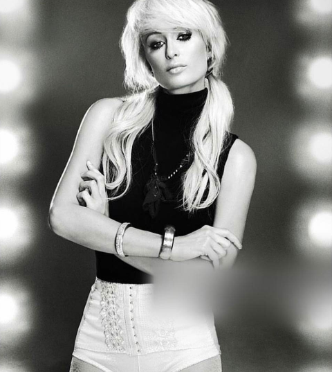 Paris Hilton w czarno białej odsłonie