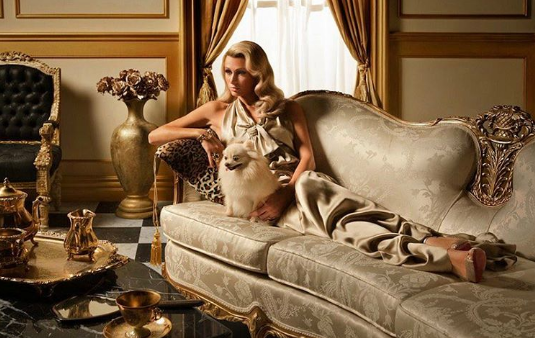 Paris Hilton elegancko w towarzystwie psów