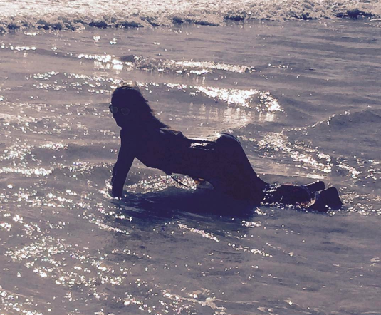 Paris Hilton odpływa w morzu