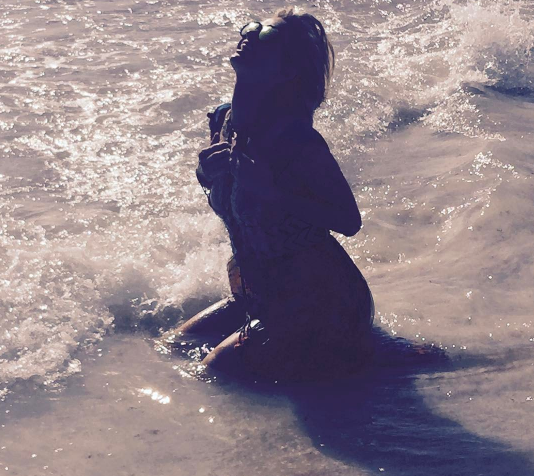 Paris Hilton odpływa w morzu