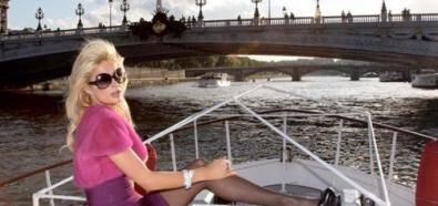 Paris Hilton w eleganckiej filotowej sukience