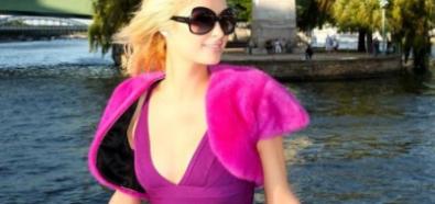 Paris Hilton w eleganckiej filotowej sukience