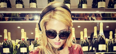 Paris Hilton pociągającą Myszką Miki