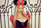 Paris Hilton pociągającą Myszką Miki