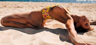 Pia Muehlenbeck opalona w żółtym bikini