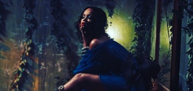 Rihanna kusi nagością w kolorowych piórach