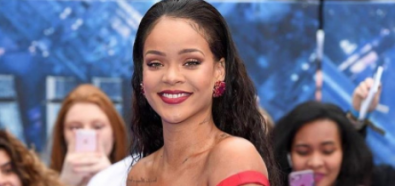 Rihanna wylewającym biustem przyćmiła kreacje