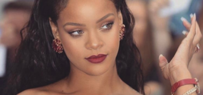 Rihanna z dużym dekoltem w różu