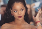 Rihanna wylewającym biustem przyćmiła kreacje