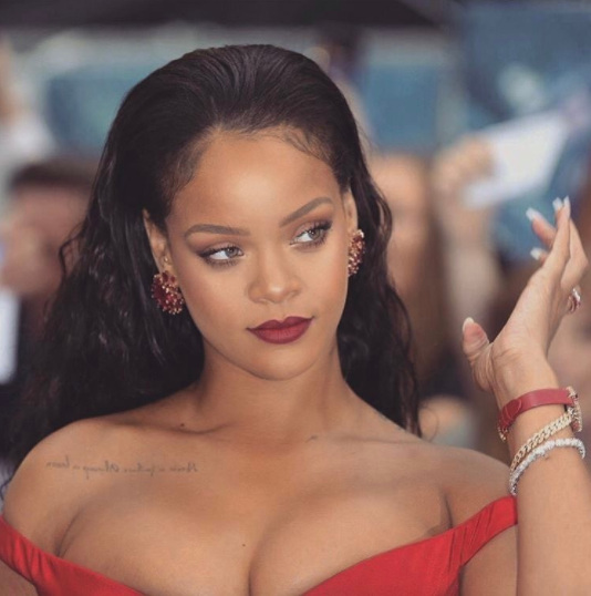 Rihanna z dużym dekoltem w różu