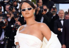 Rihanna ścisnęła piersi