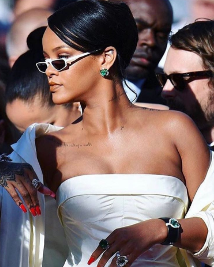 Rihanna z klasą pokazuje swoje zgrabne nogi