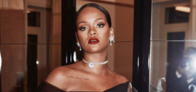 Rihanna dumnie prezentuje swoją urodę