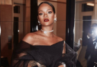 Rihanna dumnie prezentuje swoją urodę