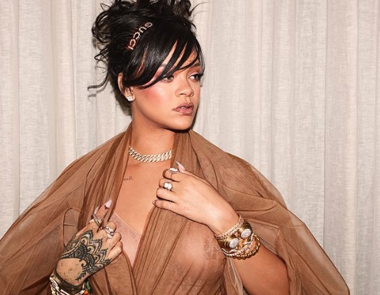 Rihanna bez stanika w wersji XXL