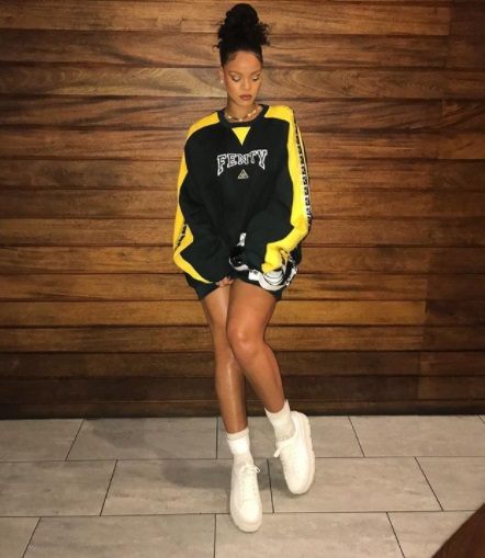 Rihanna z klasą pokazuje swoje zgrabne nogi