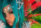 Rihanna kusi nagością w kolorowych piórach