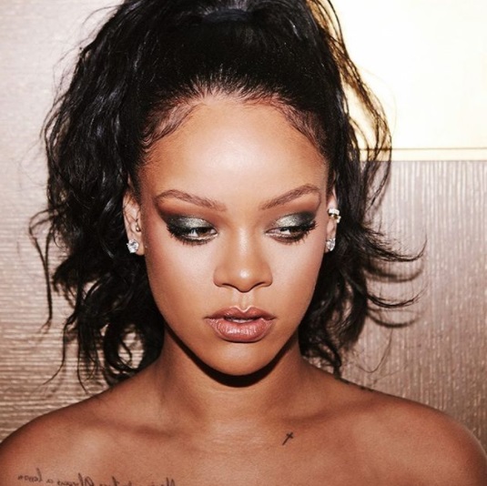 Rihanna bez stanika w sukience