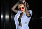 Rita Ora łapie się za pierś