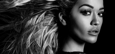 Rita Ora błyszczy z pięknym makijażem